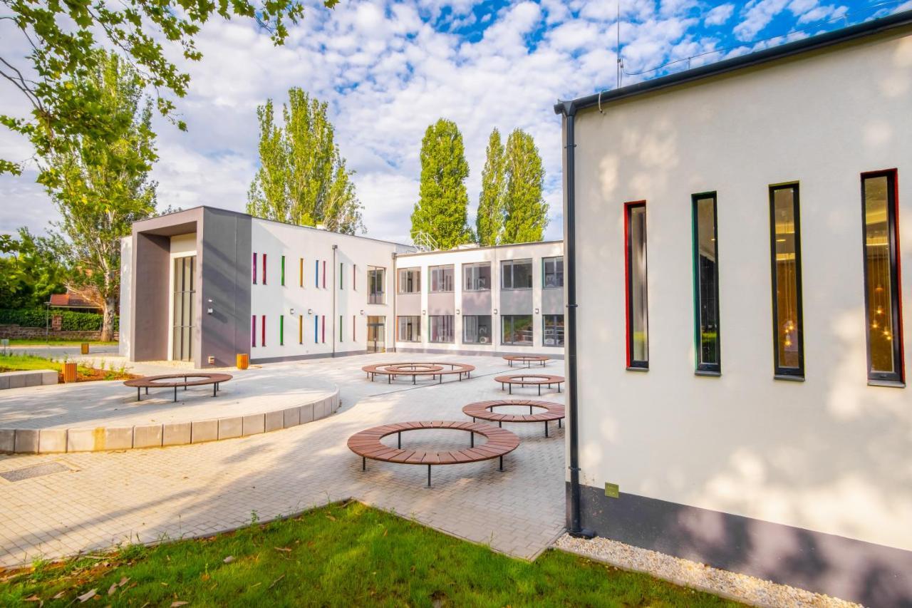 Ciszterci Rendezvenykoezpont Bed & Breakfast Balatonalmadi Exterior photo